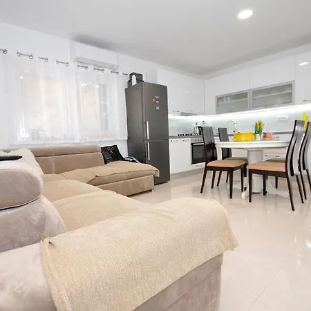 Apartment Valentino Gradac (Split-Dalmatia)